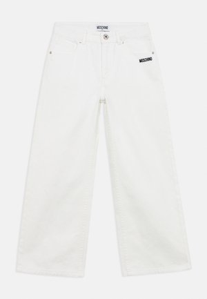 Balti platu piegriezuma džinsi ar priekšējām kabatām, pogu aizdari, jostas cilpām un "Moschino" logo uz jostas un augšējās labo kāju daļas.