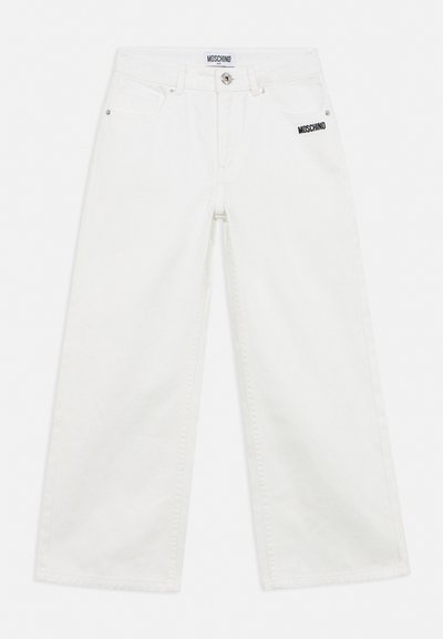 Jean blanc à jambes larges avec poches avant, fermeture par bouton, passants pour ceinture et logo "Moschino" sur la ceinture et la partie supérieure de la jambe droite.