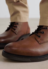 Tommy Hilfiger OUTDOOR WARM BOOT - Botines con cordones - winter cognac