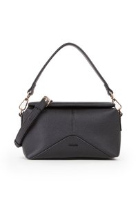 Borsa a tracolla in pelle nera con texture, dotata di tracolla removibile, caratterizzata da un'apertura pieghevole e dettagli di design angolari. Dettagli metallici in oro.