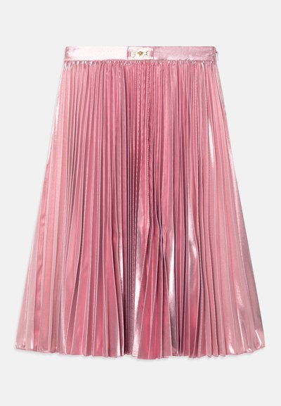 Πλισέ φούστα από μεταλλικό ροζ ύφασμα, με λείο ελαστικό μέσο και μικρή χρυσή λεπτομέρεια στη σφράγιση. Υφασμάτινη, ρέουσα σχεδίαση.