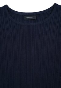 Maglione a coste blu navy con scollo rotondo e un'etichetta con la scritta "CALLIOPE", realizzato in un tessuto testurizzato con finiture verticali.