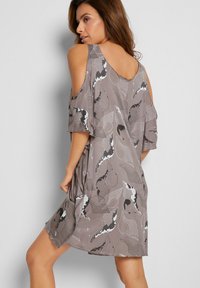 bonprix MIT CUT-OUTS - Accessorio da spiaggia - grau bedruckt