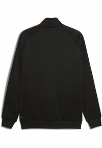 Schwarzer Pullover mit hochgeschlossenem Kragen, Raglanärmeln, gerippten Bündchen und Saum. Das Design umfasst orangefarbene Akzente entlang der Schulterlinien.