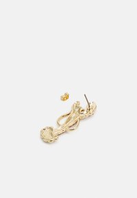 Gouden oorknop in de vorm van een octopus met ingewikkelde details en een gestructureerde afwerking. Inclusief een kleine, ronde achterkant voor een veilige bevestiging.