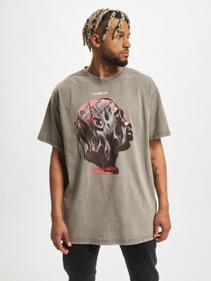 Overmaatse grijze katoenen t-shirt met een grafische print van een gezicht in rood en zwart met daaronder de tekst "FLYING HIGH".