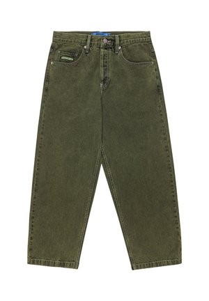 Jeans en denim vert olive avec une coupe décontractée, cinq poches et une fermeture éclair. Présente des coutures renforcées et un détail de surpiqure distinct.