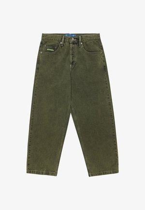 Jeans en denim vert olive avec une coupe décontractée, cinq poches et une fermeture éclair. Présente des coutures renforcées et un détail de surpiqure distinct.
