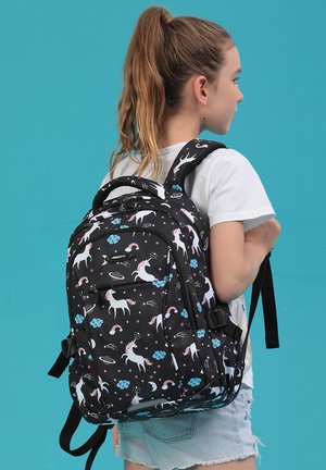 Zaino nero con un motivo di unicorni e nuvole in rosa e blu. Ha spallacci regolabili, più scomparti e cerniere.