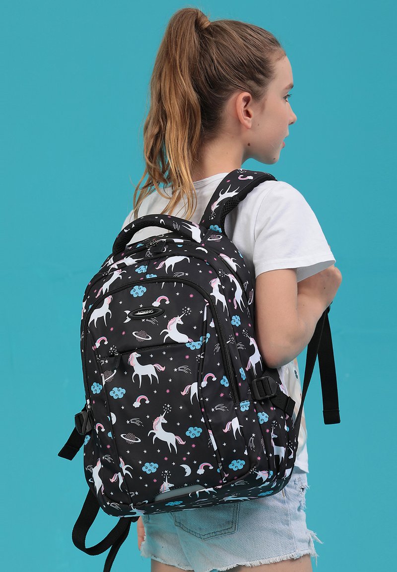 Zaino nero con un motivo di unicorni e nuvole in rosa e blu. Ha spallacci regolabili, più scomparti e cerniere.