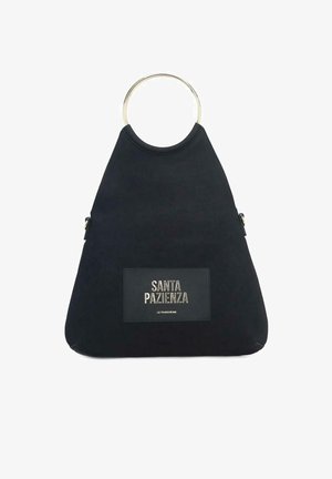 Borsa a tote nera di forma triangolare, con manico ad anello in metallo e tessuto testurizzato. Presenta una placca con logo rettangolare con letteratura dorata.