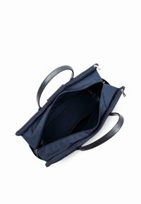 Borsa di tessuto blu navy con due manici in pelle nera, dotata di doppie cerniere e un ampio interno con una trama liscia.