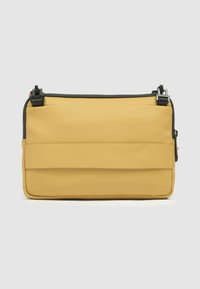 Gelbe Umhängetasche mit glatter, matter Oberfläche, ausgestattet mit einer Vordertasche und verstellbarem schwarzem Riemen. Rechteckige Form, klares Design.