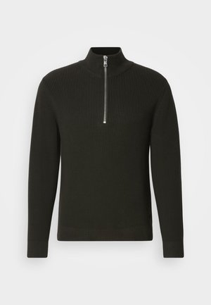 Suéter negro de punto acanalado con un alto cuello y un cierre de cremallera corto, que presenta mangas largas y un diseño ajustado.