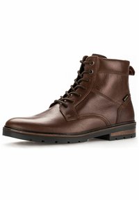 Botas tobilleras de cuero marrón con acabado texturizado, punta redonda, diseño con cordones y suela de goma. Presenta una tira de agarre y un sutil detalle del logo.