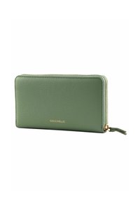 Portefeuille en cuir texturé vert avec fermeture zippée tout autour, quincaillerie en or et un logo subtilement embossé à l'avant.