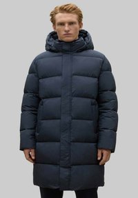 Abrigo acolchado azul marino con capucha, con un diseño acolchado, mangas largas y cierre de cremallera frontal. Textura suave y aislamiento acolchado.