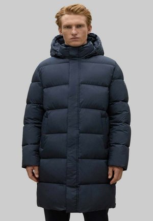 Abrigo acolchado azul marino con capucha, con un diseño acolchado, mangas largas y cierre de cremallera frontal. Textura suave y aislamiento acolchado.