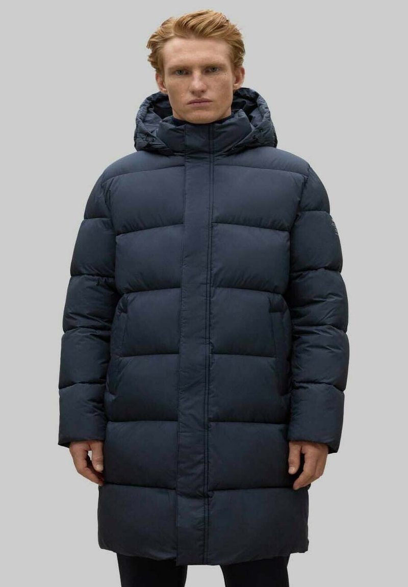 Abrigo acolchado azul marino con capucha, con un diseño acolchado, mangas largas y cierre de cremallera frontal. Textura suave y aislamiento acolchado.