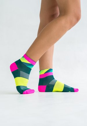 INCYLENCE, ULTRALIGHT STRIDES SHORT - Sneaker socks - petrol pink