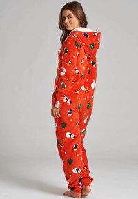 Mono de forro polar rojo con una suave capucha blanca, que presenta un estampado navideño de muñecos de nieve, árboles y regalos. Incluye puños elásticos y bolsillos.