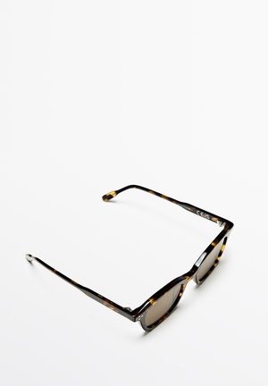 Rectanguloire zonnebril met tortoise-shell patroon, dunne armen en donkergetinte lenzen op een witte achtergrond.