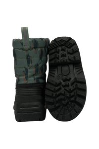 Las botas aislantes verdes cuentan con una parte superior de nylon acolchado con un patrón de camuflaje y una suela de goma negra con un diseño robusto para una mejor tracción.