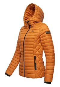 Narančasta puffer jakna s kapuljačom, zatvorenjem na patentni zatvarač sprijeda, dizajnom dijamantnog kvadrata te crnim detaljima na patentnim zatvaračima i manžetama.