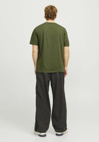 Jack & Jones GEDRUCKT RUNDHALS - T-shirt con stampa - cypress