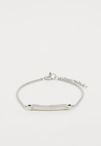 Sølvmetalarmbånd med et fladt stangscenterpiece, der har røde, hvide og blå accenter. Kædelinker giver justerbar størrelse. Mærke navn indgraveret.