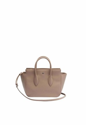Sac en cuir beige avec doubles poignées, une bandoulière amovible et un détail de logo. Présente un design structuré et angulaire.