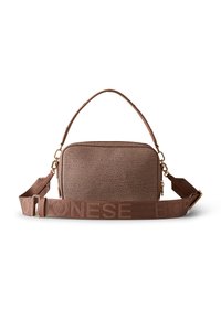 Borsa rettangolare marrone con texture, dotata di manico corto e ampia tracolla regolabile, caratterizzata da un marchio in rilievo.
