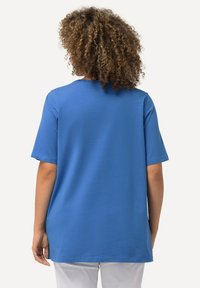 Ulla Popken CARREE-AUSSCHNITT - Jednoduché tričko - medium blue