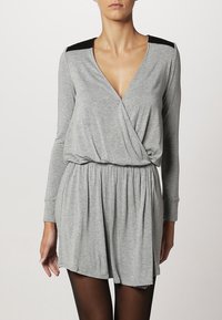 Robe grise à manches longues avec col en V et taille élastique, dotée d'accents noirs aux épaules et d'une texture douce et légère.