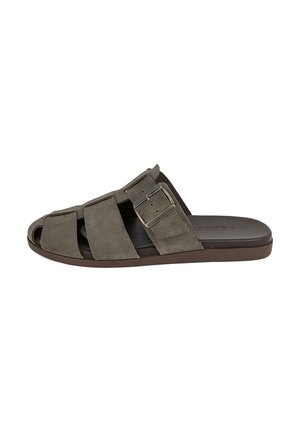 Sandale slide marron en daim pour homme avec bout ouvert, trois brides et une boucle métallique réglable sur semelle plate.