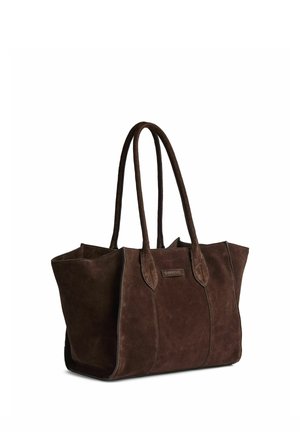 Sac à main en daim marron avec deux longues anses et une forme rectangulaire souple, montrant une étiquette de marque cousue à l'avant.