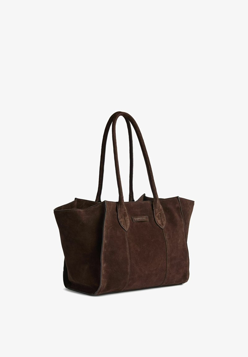 Sac à main en daim marron avec deux longues anses et une forme rectangulaire souple, montrant une étiquette de marque cousue à l'avant.