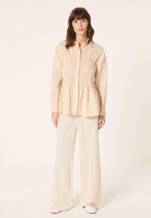 Touché Privé, STRIPED SHIRT WITH ELASTIC WAISTBAND - Πουκαμίσα με κουμπιά - beige