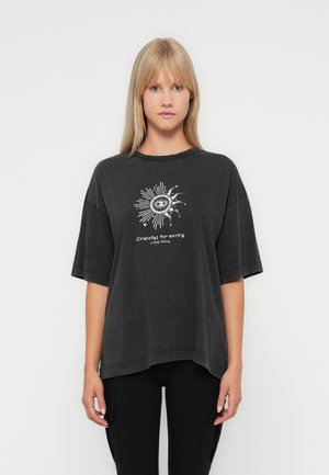 PCJABRIELLA OVERSIZED - Print T-shirt - black