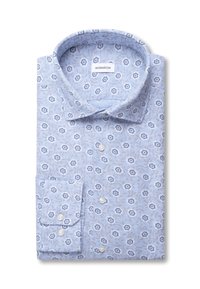 Jasnoniebieska, złożona koszula wizytowa z małym białym i granatowym kwiatowym wzorem oraz białymi guzikami, z metką "seidensticker" wewnątrz kołnierzyka.