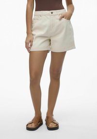 Vero Moda VMZURI MIX NOOS - Shorts vaqueros - ecru