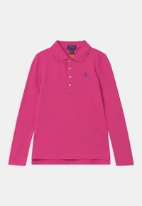 Pitkähihainen polo-paita kirkkaan pinkistä puuvillasta, jossa on klassinen kaulus, kolmesta napista muodostuva avaus ja pieni sininen logo vasemmassa rinnassa.