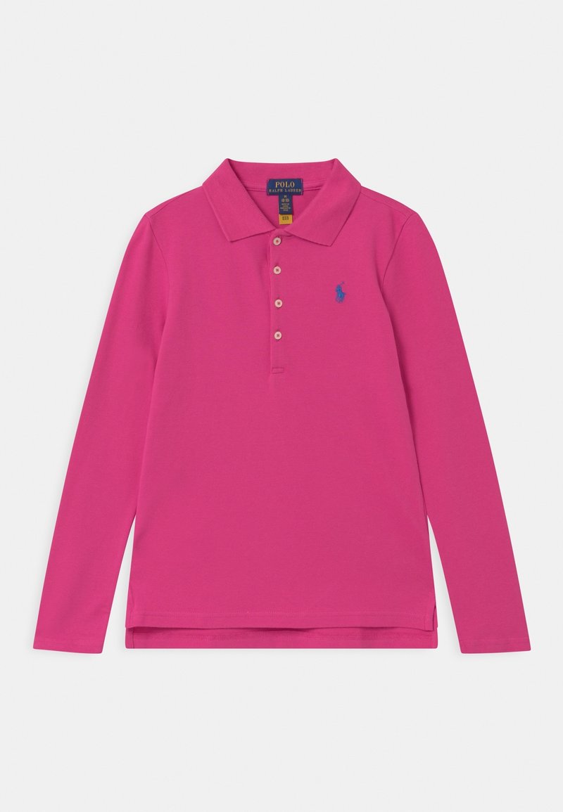 Pitkähihainen polo-paita kirkkaan pinkistä puuvillasta, jossa on klassinen kaulus, kolmesta napista muodostuva avaus ja pieni sininen logo vasemmassa rinnassa.