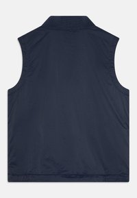 Gilet senza maniche di colore blu navy realizzato in tessuto leggero. Presenta un colletto a coste e una texture pulita e liscia, senza loghi o motivi visibili.