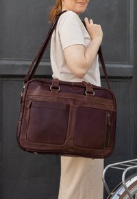 Gusti Leder RIPLEY - Borsa porta PC - dunkelbraun