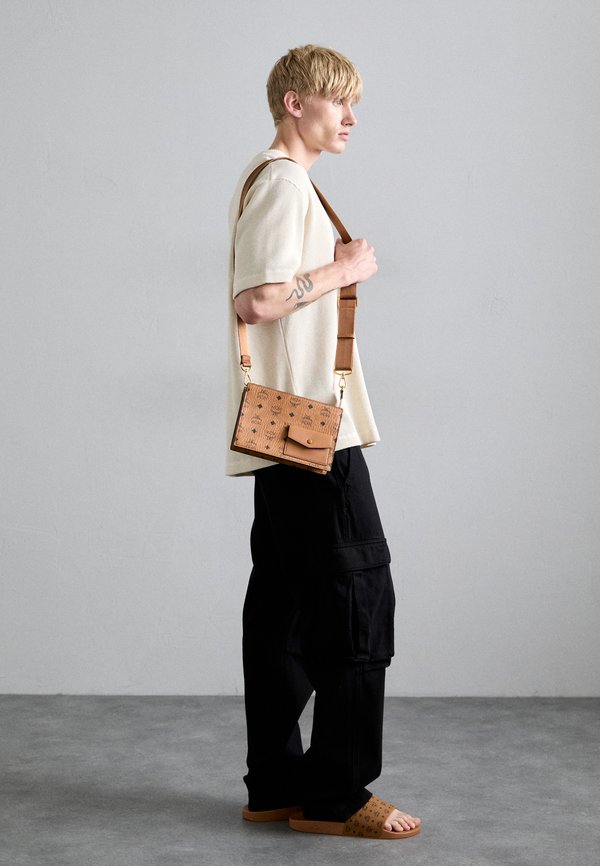 AREN CROSSBODY UNISEX - Cross body bag - cognac2