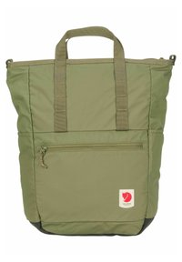 Bolsa tote de nylon verde con dos asas superiores, un bolsillo frontal con cremallera y un parche con el logo. Presenta una textura suave y una forma rectangular.