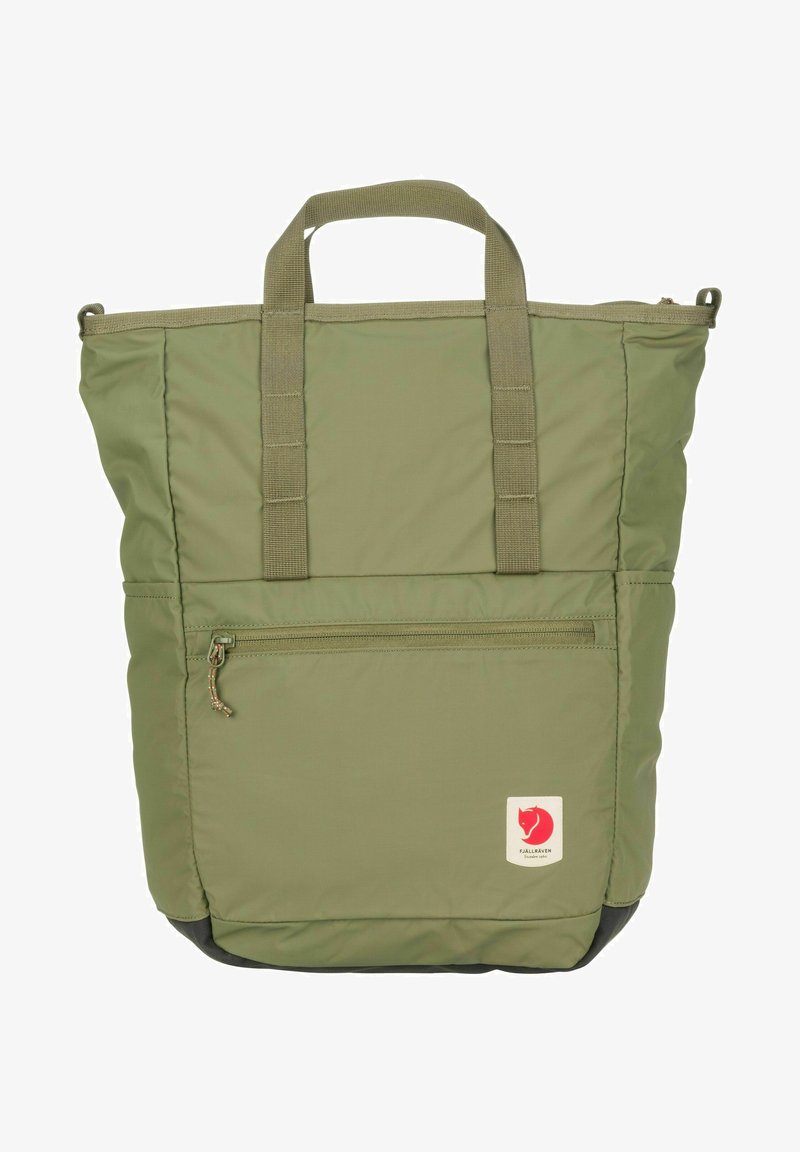 Groene nylon draagtas met twee handvatten aan de bovenkant, een voorvak met rits en een logo patch. Heeft een gladde textuur en een rechthoekige vorm.