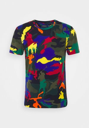 Kurzärmliges T-Shirt mit Rundhalsausschnitt und mehrfarbigem Camouflage-Muster, das Silhouetten von Polospielern in Rot, Gelb, Orange, Grün, Blau und Schwarz zeigt.
