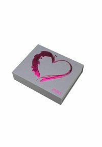 Grå box med en blank rosa hjärtdesign på locket och "ZMILE" tryckt i rosa i det nedre högra hörnet. Slät yta.